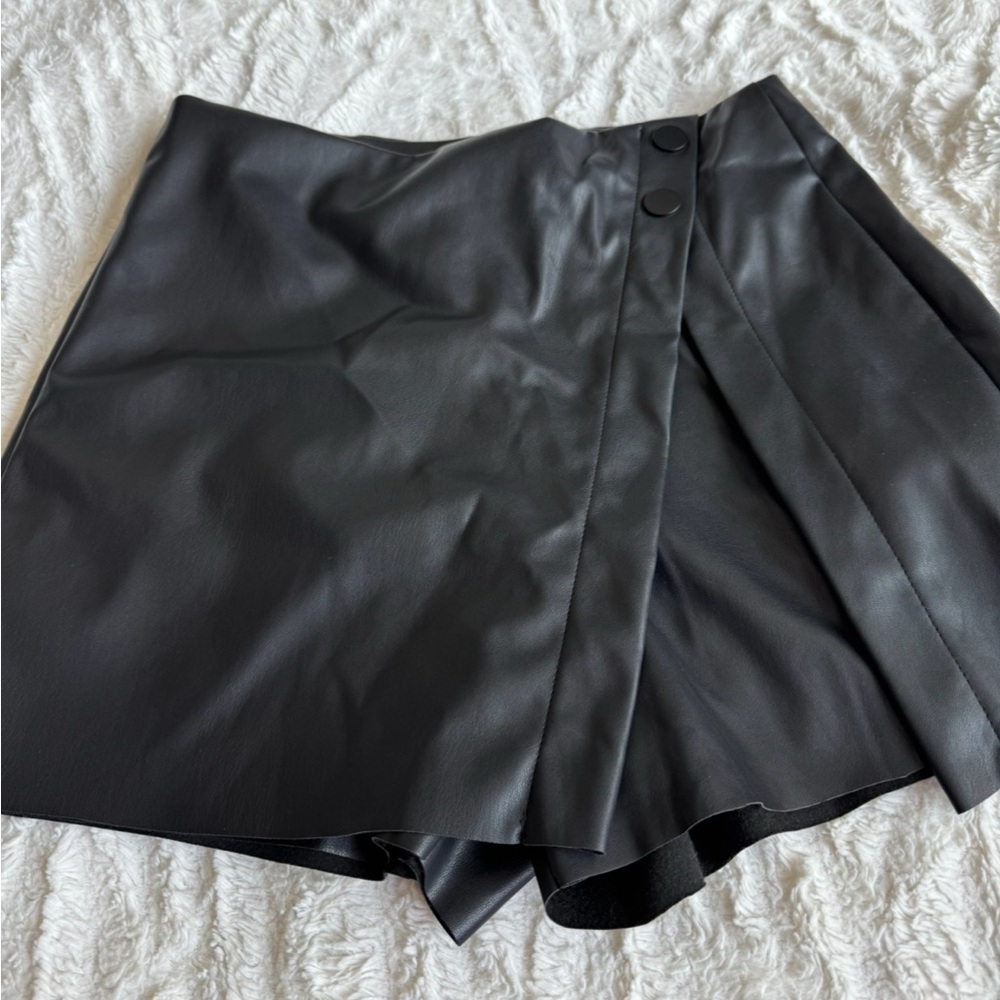 Love Tree Vegan Leather Skirt short in Black
